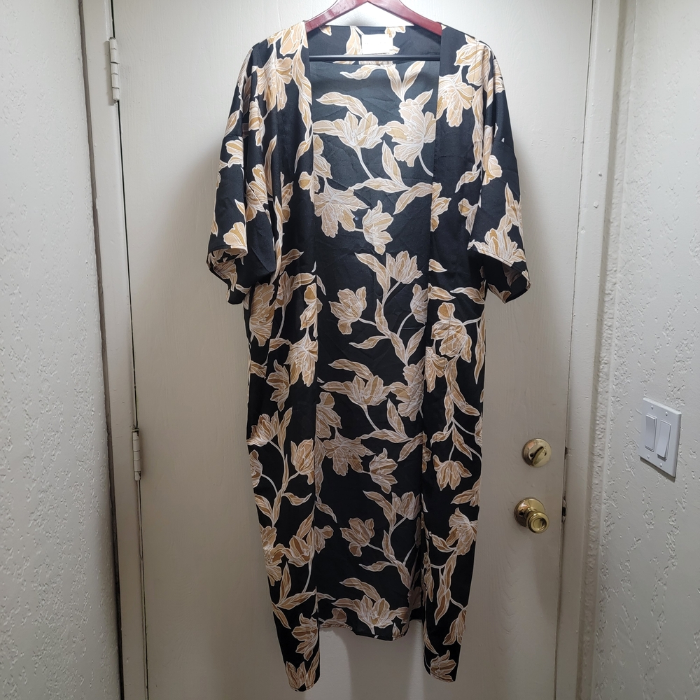 Maison Du Soir Black and Tan Floral Robe